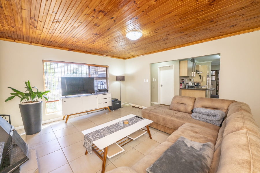 5 Bedroom Property for Sale in De Oude Spruit Western Cape